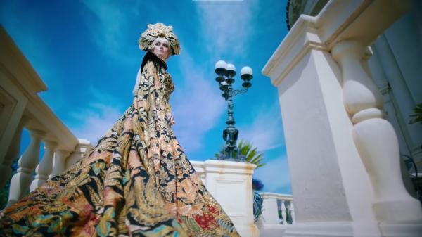 Agnez Mo 2 Penampilan Agnez Mo di musik video Long As I Get Paid. (Foto: Youtube)