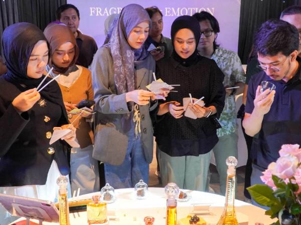 Sesi parfum Para peserta mengeksplorasi karakter aroma secara langsung melalui fragrance showcase dalam acara “Inside the Brain of a Perfumer”. (Foto: Istimewa)
