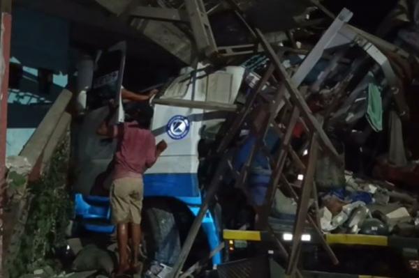 Kecelakaan Trailer Oleng di Pantura Tuban, Tabrak Truk hingga Hantam Rumah