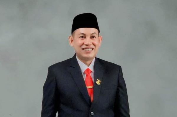 Dr Syam Dr. Syamsuriansyah atau Dr. Syam menyoroti banyak warga yang tinggal di Lombok Barat tetapi masih menggunakan KTP luar daerah. (Foto: ist)