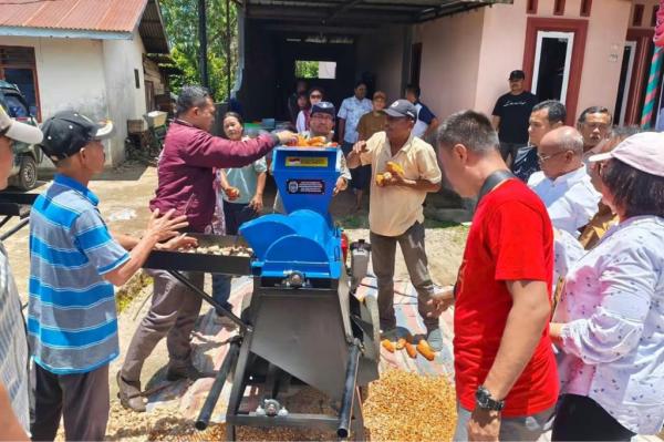 Makmur Marpaung Makmur Marpaung menyalurkan empat unit corn sheller kepada kelompok tani di Kabupaten Toba untuk membantu mempercepat proses pascapanen jagung. (Foto: ist)