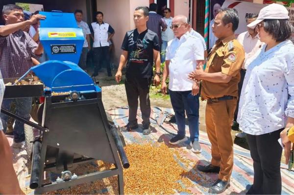 Makmur Marpaung 1 Makmur Marpaung menyalurkan empat unit corn sheller kepada kelompok tani di Kabupaten Toba untuk membantu mempercepat proses pascapanen jagung. (Foto: ist)