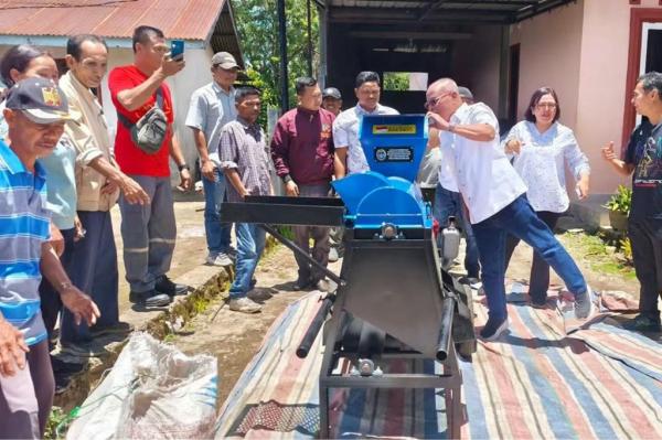 Makmur Marpaung 2 Makmur Marpaung menyalurkan empat unit corn sheller kepada kelompok tani di Kabupaten Toba untuk membantu mempercepat proses pascapanen jagung. (Foto: ist)