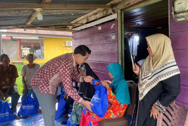 Rangkaian santunan bank mandiri Rangkaian santunan, bantuan kebutuhan pokok, dan donor darah mencerminkan beragam cara Bank Mandiri untuk berbagi pada peringatan HUT ke-28. (Foto: Bank Mandiri)