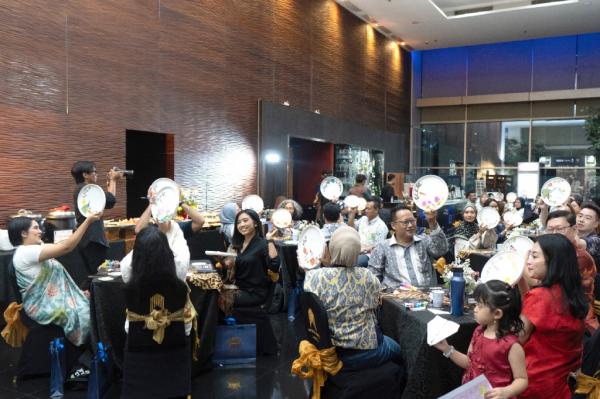 Batik Reimagined 2026 di Manhattan Hotel Jakarta menghadirkan pengalaman melukis motif batik di atas piring keramik, bukan hanya di kain. (Foto: ist)