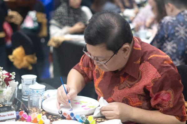 Batik Reimagined 2026 di Manhattan Hotel Batik Reimagined 2026 di Manhattan Hotel Jakarta menghadirkan pengalaman melukis motif batik di atas piring keramik, bukan hanya di kain. (Foto: ist)