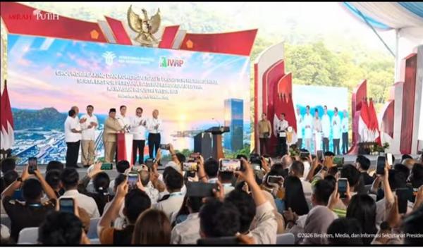 Presiden Prabowo Subianto meluncurkan ekspor perdana baterai kendaraan listrik sekaligus 11 proyek hilirisasi di kawasan Indonesia Weda Bay Industrial Park (IWIP), Halmahera Tengah, Maluku Utara, Kamis (8/10/2026). (Foto: Ist)