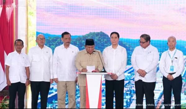 Presiden Prabowo Subianto meluncurkan ekspor perdana baterai kendaraan listrik sekaligus 11 proyek hilirisasi senilai Rp180 triliun di kawasan Indonesia Weda Bay Industrial Park (IWIP), Halmahera Tengah, Maluku Utara, Kamis (8/10/2026). (Foto: Ist)