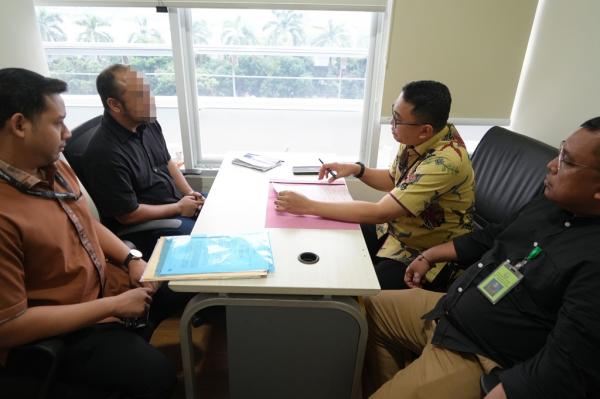 Tersangka Korupsi Motor Listrik Salah satu tersangka perkara korupsi pengadaan motor listrik untuk program MBG di BGN saat proses pelimpahan ke Kejari Jakarta Pusat. (Foto: Dok. Kejagung)