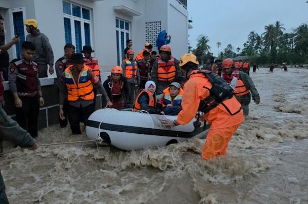 Hujan Deras Picu Banjir di Padang Sumbar, Puluhan Warga Dievakuasi!