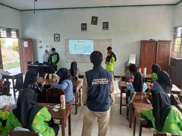 Anak muda jadi konselor Anak muda dilatih untuk bisa menjadi konselor sebaya. (Foto: Dokumentasi: Humas Kementerian Transmigrasi / Tim Ekspedisi Patriot UNAIR)