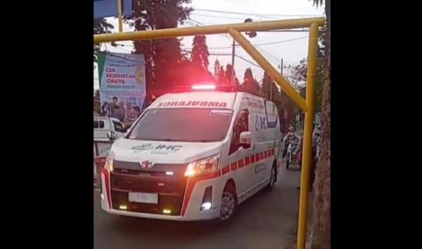 Viral Ambulans Bawa Pasien Kritis Terjebak Portal Jembatan di Bondowoso