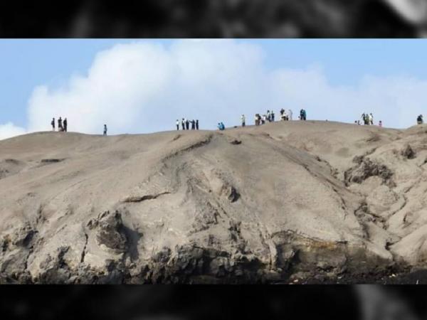 Wisatawan ke Gunung Anak Krakatau Wisatawan terciduk naik ke lereng Gunung Anak Krakatau. (Foto: Instagram)