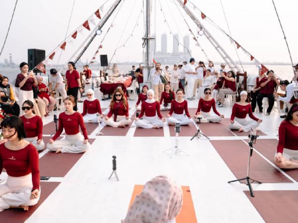 Yoga di kapal pinisi 2 Keseruan momen yoga di atas kapal pinisi. (Foto: Istimewa)