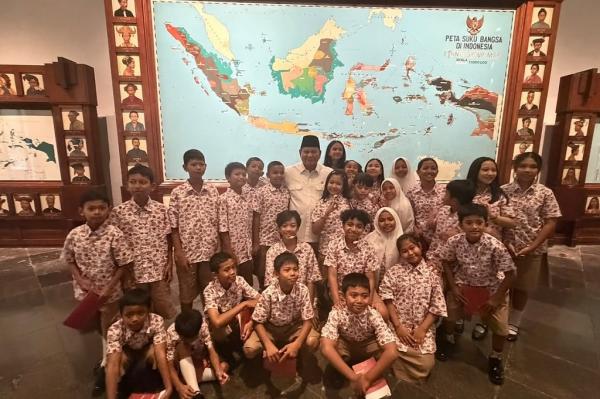 Presiden Prabowo Subianto foto bersama pelajar saat mengunjungi Museum Nasional pada momen Hari Museum Indonesia. (Foto: Instagram)