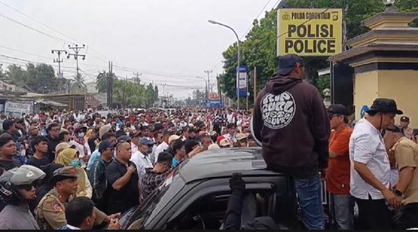 Dipimpin Wali Kota, Ribuan ASN Demo Mapolda Gorontalo Protes Kriminalisasi
