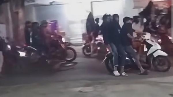 Geber Motor Sambil Bawa Bambu dan Batu, Konvoi Remaja di Jember Meresahkan Warga