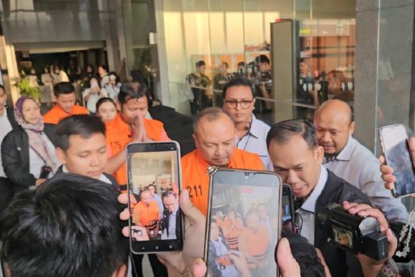 KPK Tahan 5 Tersangka OTT BNPB KPK menahan lima tersangka terkait OTT di lingkungan BNPB, Rabu (14/10/2026). (Foto: Yuwantoro Winduajie)