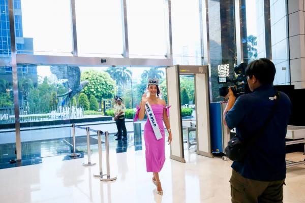 Miss World di Jakarta 2 Miss World 2026 Joheirry Mola berkunjung ke iNews Tower Jakarta, Rabu (14/10/2026). (Foto: Aldhi Chandra)
