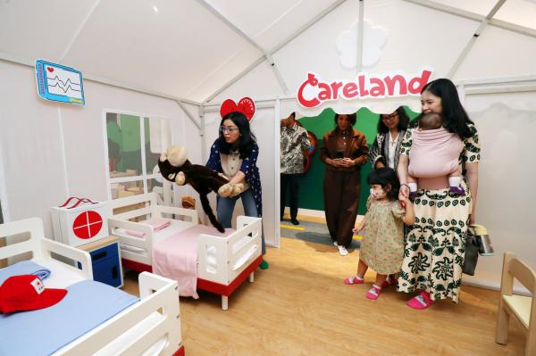 Keseruan pameran Little Hands, Big Heart hasil kolaborasi MNC Peduli dengan PMI dan KiN Space di Jakarta. (Foto: Aziz Indra)