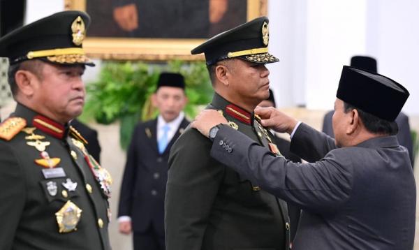 Prabowo melantik Jenderal Tandyo Budi Revita Presiden Prabowo Subianto melantik Jenderal TNI Tandyo Budi Revita sebagai Kepala Staf Angkatan Darat (KSAD) dan Jenderal TNI Maruli Simanjuntak sebagai Wakil Panglima TNI di Istana Negara, Jakarta, Kamis (15/10/2026). (Foto: BPMI Setpres)