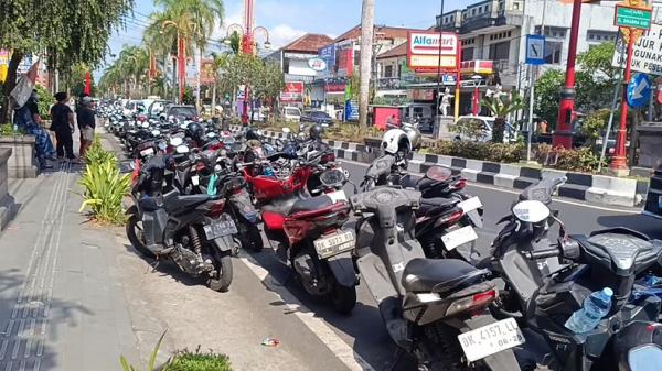 Pasokan BBM Belum Tiba, Warga Gianyar Antre Belasan Jam di SPBU