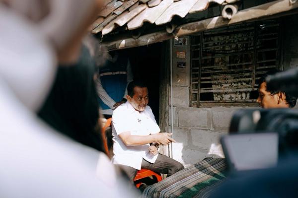 Menteri ESDM Bahlil Lahadalia meninjau pelaksanaan program BPBL dan Listrik Desa (Lisdes) di Desa Muara Baru, Kecamatan Cilamaya Wetan, Kabupaten Karawang, Kamis (15/10/2026). (Foto: Istimewa)