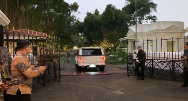 Pejabat Kabinet Tiba di Istana Bogor Sejumlah menteri, wakil menteri, kepala badan, dan pejabat lainnya mulai tiba di Istana Bogor untuk menghadiri rapat kabinet yang dipimpin Presiden Prabowo. (Foto: Binti Mufarida)
