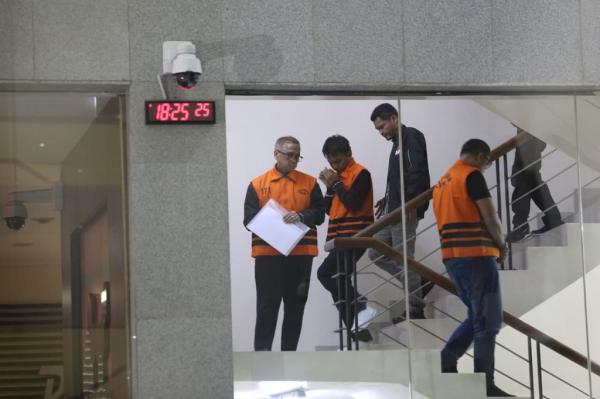 Tersangka OTT Klaten Bupati Klaten Hamenang Wajar Ismoyo, Kepala Perwakilan BPK Jawa Tengah Ahmad Luthfi H Rahmatullah dan pihak swasta Amin Wahyu Utomo berjalan menggunakan rompi tahanan di Gedung Merah Putih KPK, Jakarta. (Foto: Arif Julianto)