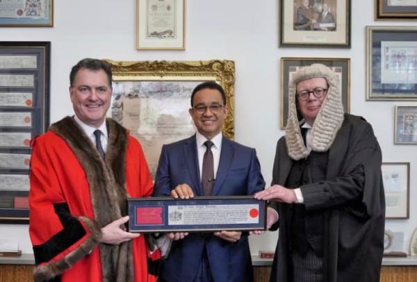 Anies Baswedan menerima penghargaan Anies Baswedan menerima penghargaan. (Foto: ist)