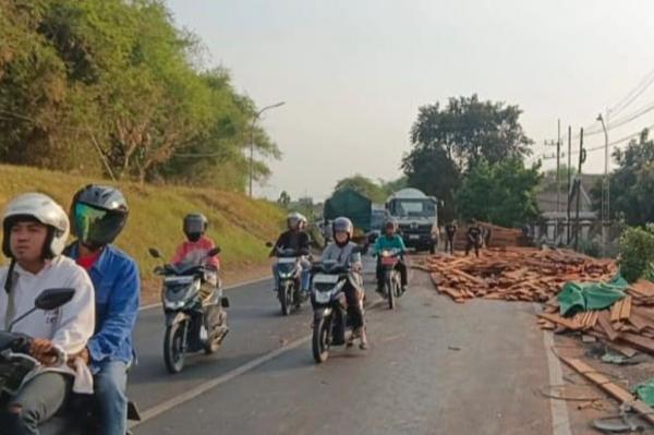 Kecelakaan di Jombang, 2 Pemotor Luka-Luka Tertimpa Muatan Kayu Terlepas dari Truk