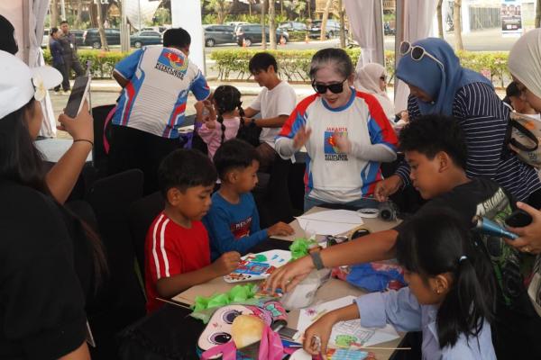 Menghias layang-layang Menghias layang-layang untuk mengasah kreativitas anak. (Foto: Istimewa)