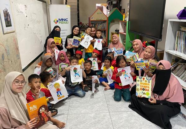 Kegiatan MNC Peduli di Rumah Baca Kegiatan edukatif dan kreatif oleh MNC Peduli di Taman Baca Masyarakat (TBM) Rumah Baca Cahaya Ilmu, Jakut, Senin. (Foto: Nur Khabibi)