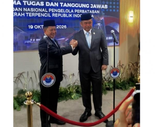 Sertijab Mendagri Tito Karnavian salam komando dengan Jenderal Maruli Simanjuntak usai serah terima jabatan Kepala BNPPDT di Jakarta. (Foto: iNews.id)
