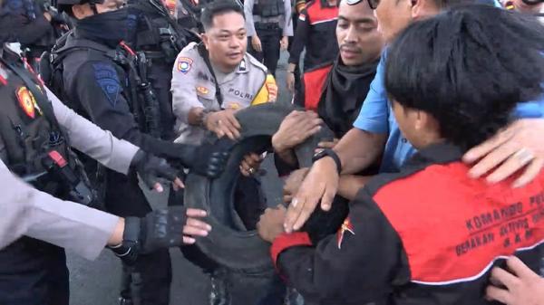 Demo 2 Tahun Pemerintahan Prabowo-Gibran di Makassar Ricuh, Mahasiswa dan Polisi Adu Jotos
