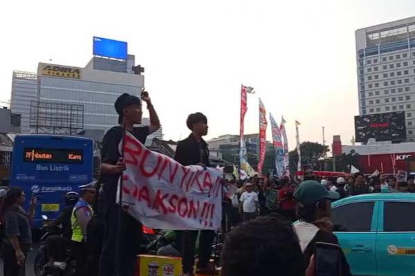 Riuh! Massa Demo 2 Tahun Prabowo-Gibran Ajak Pengendara Bunyikan Klakson