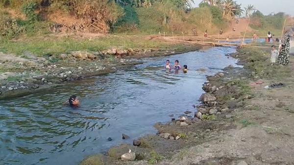 Sungai brantas kering jadi wisata dadakan Sungai Brantas yang mengering di Mojokerto dimanfaatkan warga sebagai jalan pintas menuju Sidoarjo dan tempat bersantai pada sore hari, Senin (19/10/2026). (Foto: iNews).