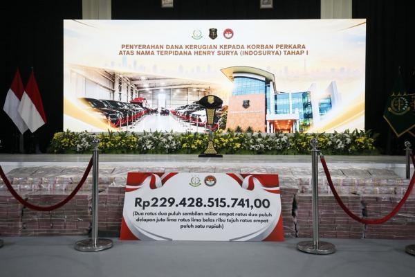 BPA Kejaksaan Serahkan Ganti Rugi KSP Indosurya 2 Penampakan uang Rp229,4 miliar yang diserahkan BPA Kejaksaan untuk pemulihan kerugian kepada korban Koperasi Simpan Pinjam Indosurya Tahap I. (Foto: Aldhi Chandra)
