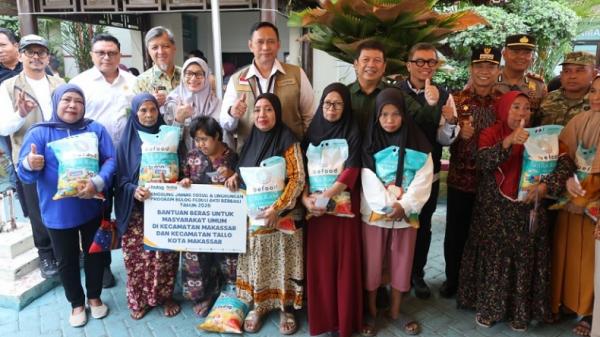 Bulog di Makassar Perum BULOG mendukung Gerakan Pangan Murah Nasional di Makassar dengan menyediakan kebutuhan pokok terjangkau, menyalurkan bantuan beras dan voucher belanja.