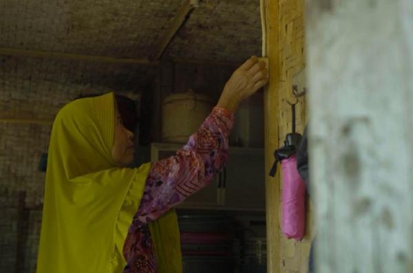 Masyarakat menikmati energi bersih melalui Program Energi Surya dari BRI Peduli. (Foto: ist)