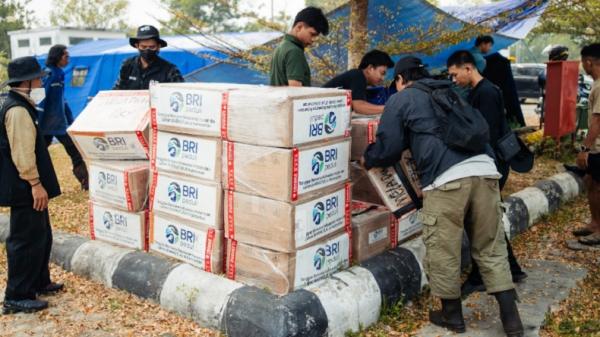 BRI melalui program BRI Peduli menyalurkan 270 unit mesin pompa air beserta perlengkapan pemadaman untuk mendukung penanganan kebakaran hutan dan lahan di Kalimantan Barat. (Foto: Istimewa).