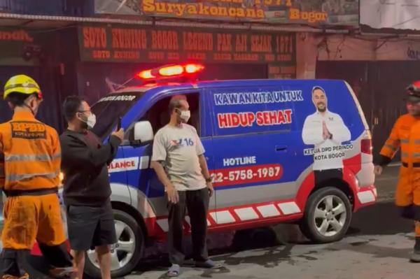 Ambulans DPD Partai Perindo Kota Bogor disiagakan untuk membantu warga terdampak kebakaran di Jalan Suryakencana. (Foto: Ist)