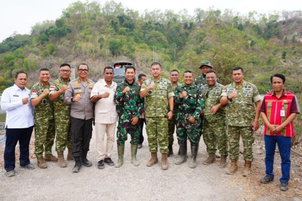 Kepala BNPPDT Jenderal TNI Maruli Simanjuntak pose bersama sejumlah pejabat saat meninjau progres pembangunan dua jembatan di Kabupaten Kupang, NTT. (Foto: ist)