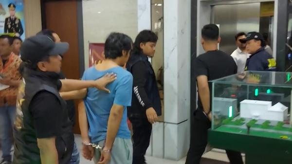 Tampang Dwi Bagus, tersangka pembunuhan istri dan anak di Madiun yang ditangkap polisi di Jombang. (Foto: iNews).