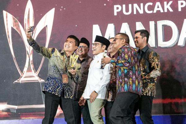 Menko Muhaimin Menko Pemberdayaan Masyarakat Muhaimin Iskandar saat acara Mandaya Awards dan Innovilleague Awards 2026 kepada para penggerak pemberdayaan masyarakat dan pengentasan kemiskinan. (Foto: Ist)