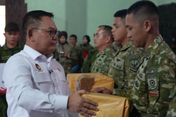 Menko Polkam Dudung Abdurachman memberi arahan kepada personel TNI-Polri saat kunjungan kerja di Timika, Papua Tengah, Selasa (27/10/2026). Dudung menegaskan stabilitas keamanan Papua menjadi kunci percepatan pembangunan dan kesejahteraan. (Foto:ist)