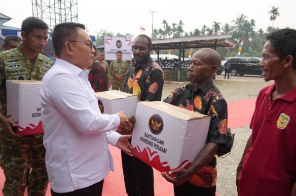 Menko Polkam Dudung Abdurachmandi timika Menko Polkam Dudung Abdurachman memberi arahan kepada personel TNI-Polri saat kunjungan kerja di Timika, Papua Tengah, Selasa (27/10/2026). Dudung menegaskan stabilitas keamanan Papua menjadi kunci percepatan pembangunan dan kesejahteraan. (Foto:ist)