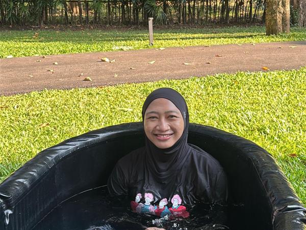 Ice bathing setelah berlatih Muay Thai. (Foto: Muhammad Sukardi)