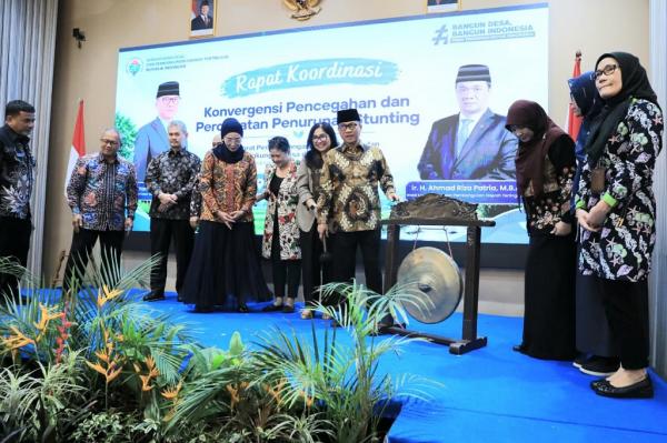 Mendes PDT Yandri Susanto saat memberikan penghargaan kepada 9 Desa Berkinerja Baik (DBB) tahun 2026 dalam rapat koordinasi nasional P3S di The Mirah Hotel Bogor, Kamis (29/10/2026). (Foto: Dok. Kemendes)