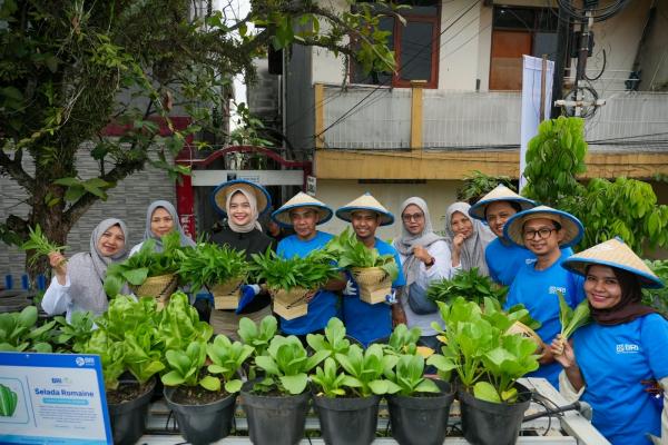 Para jurnalis mengikuti kegiatan Fellowship Journalism Menanam di BRInita Buruan Sae Pajajaran Hegar, RW 03, Kelurahan Pajajaran, Kecamatan Cicendo, Kota Bandung, Jumat (30/10/2026).